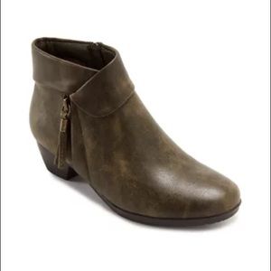 NWT olive Kim Rogers Booties